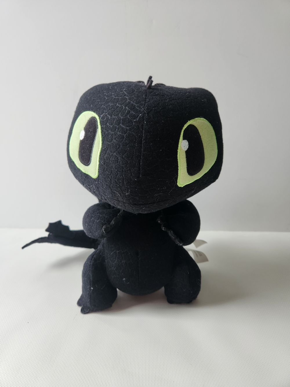 DreamWorks Dragons, Squeeze & Growl Toothless, 10-Inch Plush Stuffed Animal Toy